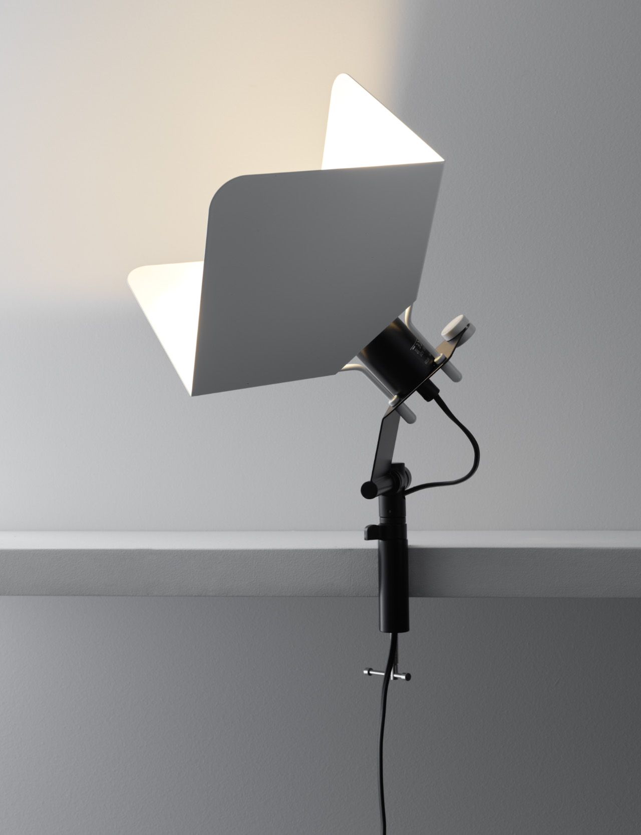 Triedro-Lamp for Wall